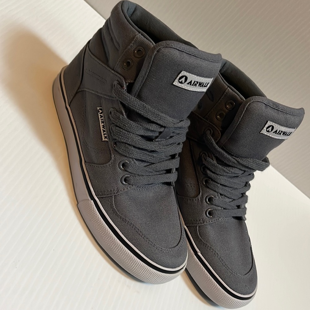 High Top Gray and white Airwalk for boys. Size 5.